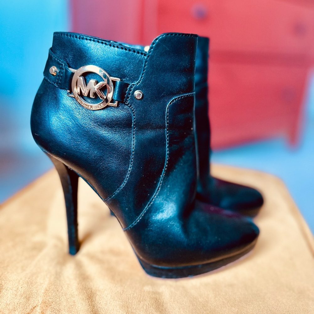 Michael Kors “Wyatt” black leather logo ankle boots